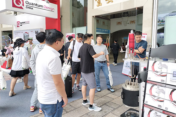 非凡娱乐官网展位现场升降高压反应釜、平行反应釜等展品吸引老师驻足
