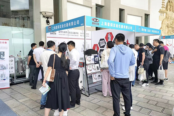 非凡娱乐官网展台小型反应釜获众多业内人士围观